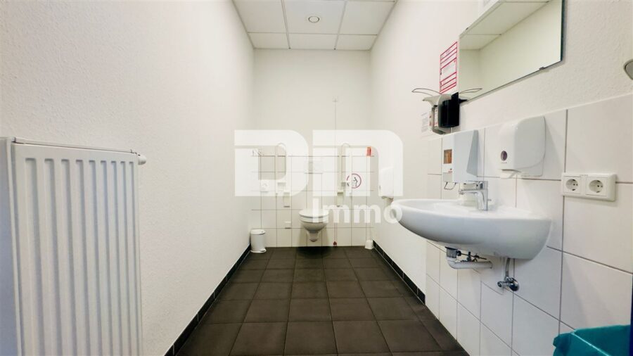 Moderne Produktions- & Lagerhalle mit Bürotrakt / Sozialräumen und Freiflächen in Kassel-Waldau - Bürotrakt WC Damen / Behinderten WC EG